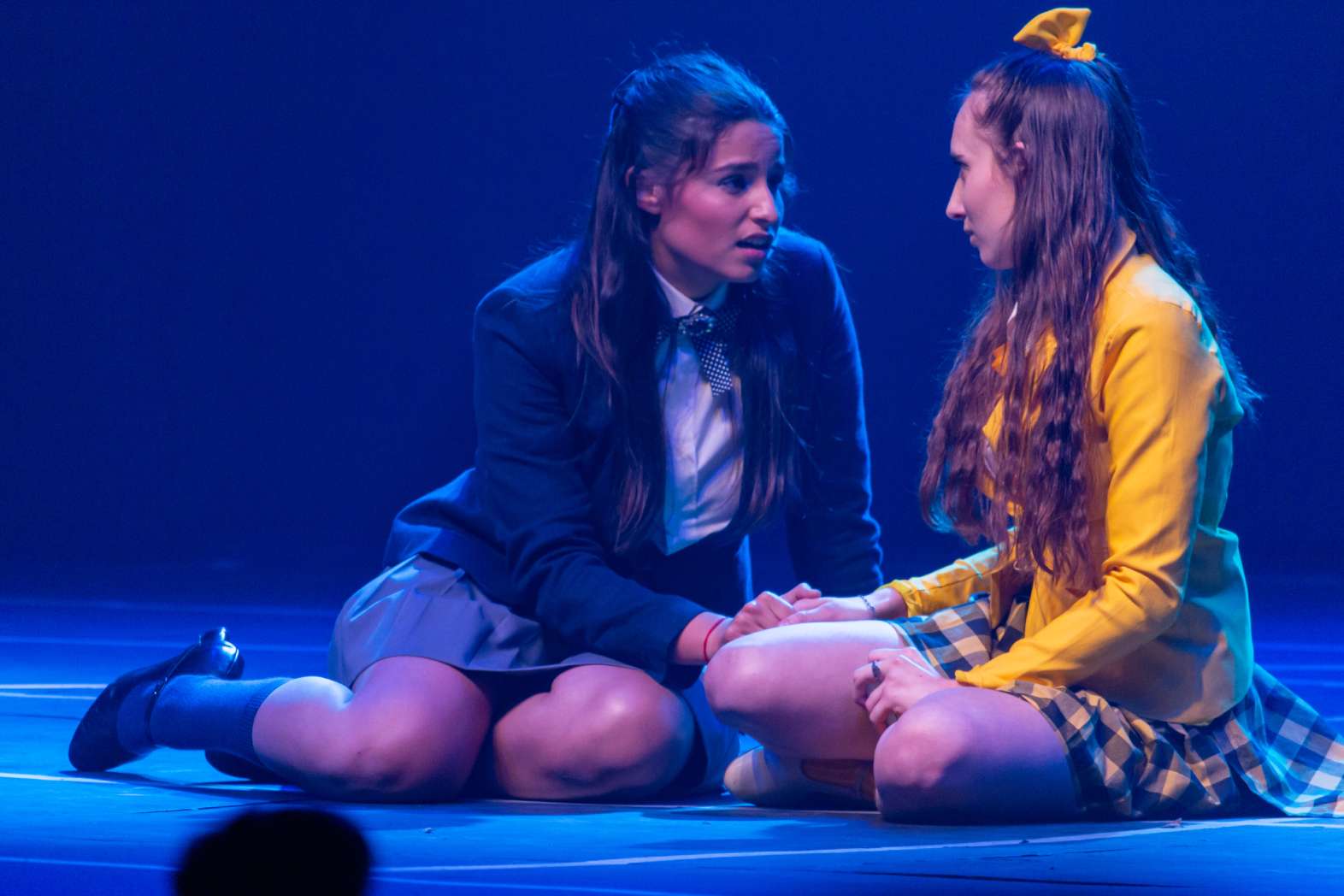 Es de Funes y lleva cinco años brillando en Nueva York en teatro, canto y dirección audiovisual